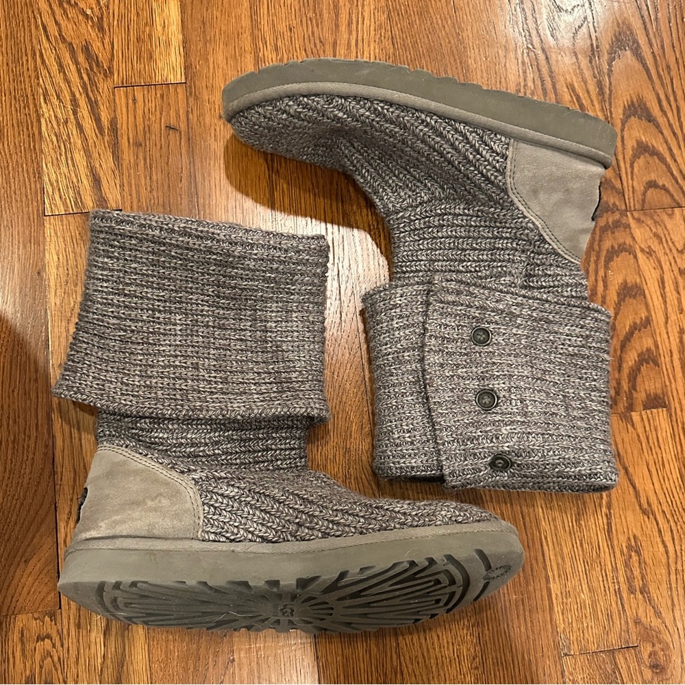 UGG Women's Classic
Cardy Knit Boots Sz. 10 in Gray (RARELY USED)